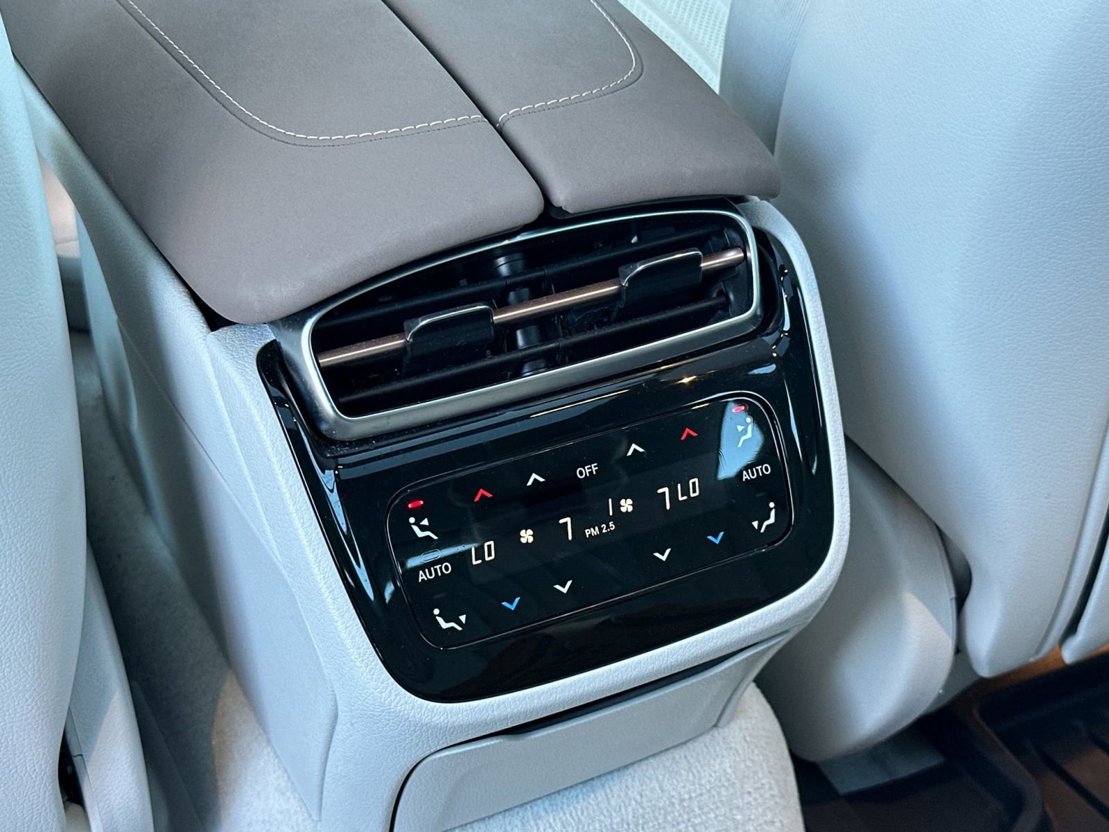 Certified 2022 Mercedes-Benz EQS 580 4MATIC Sedan w/ Exclusive Trim Package image 12