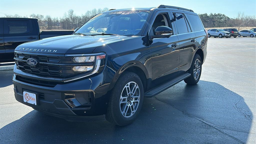 Used 2025 Ford Expedition Active AWD/4WD image 3