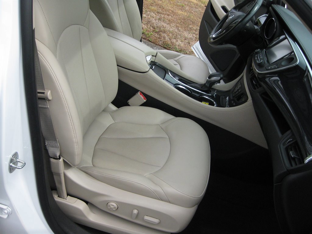 Used 2017 Buick Envision Essence FWD image 36