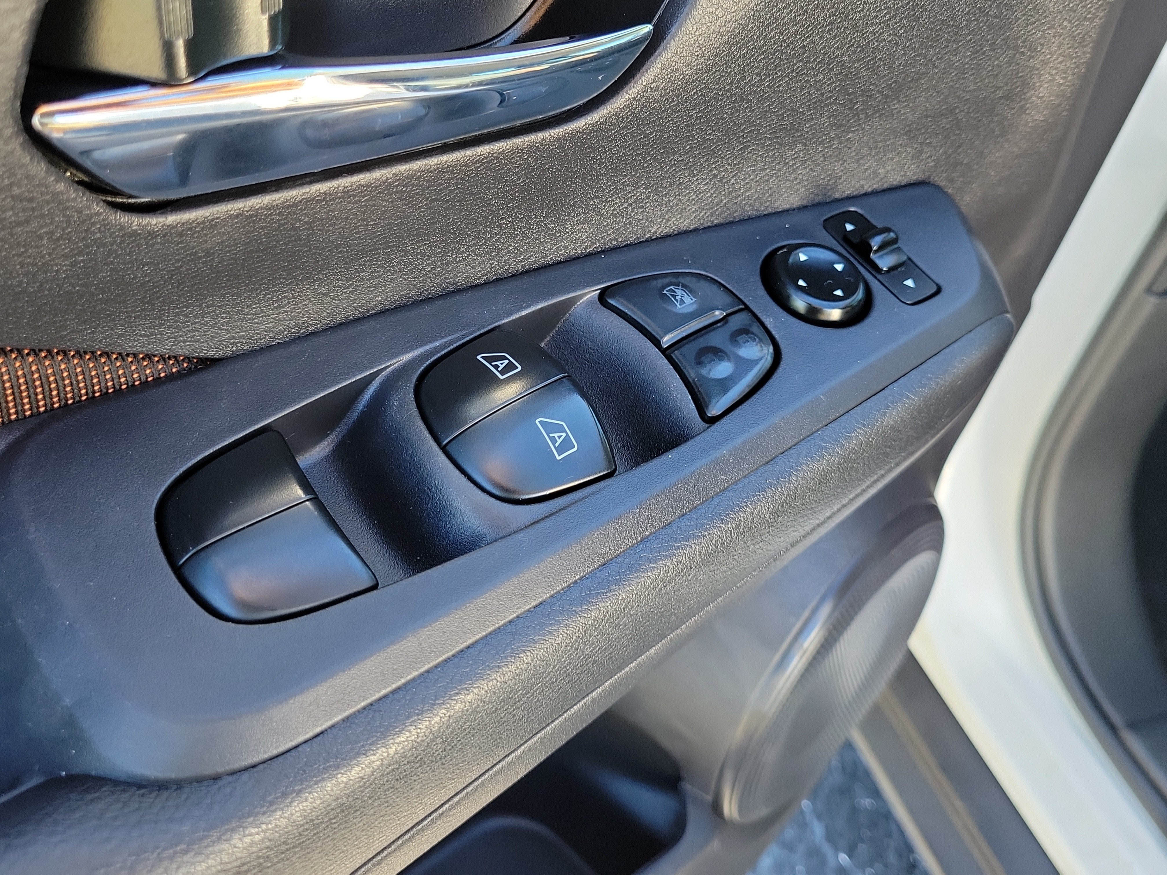 Certified 2024 Nissan Kicks SR FWD image 18