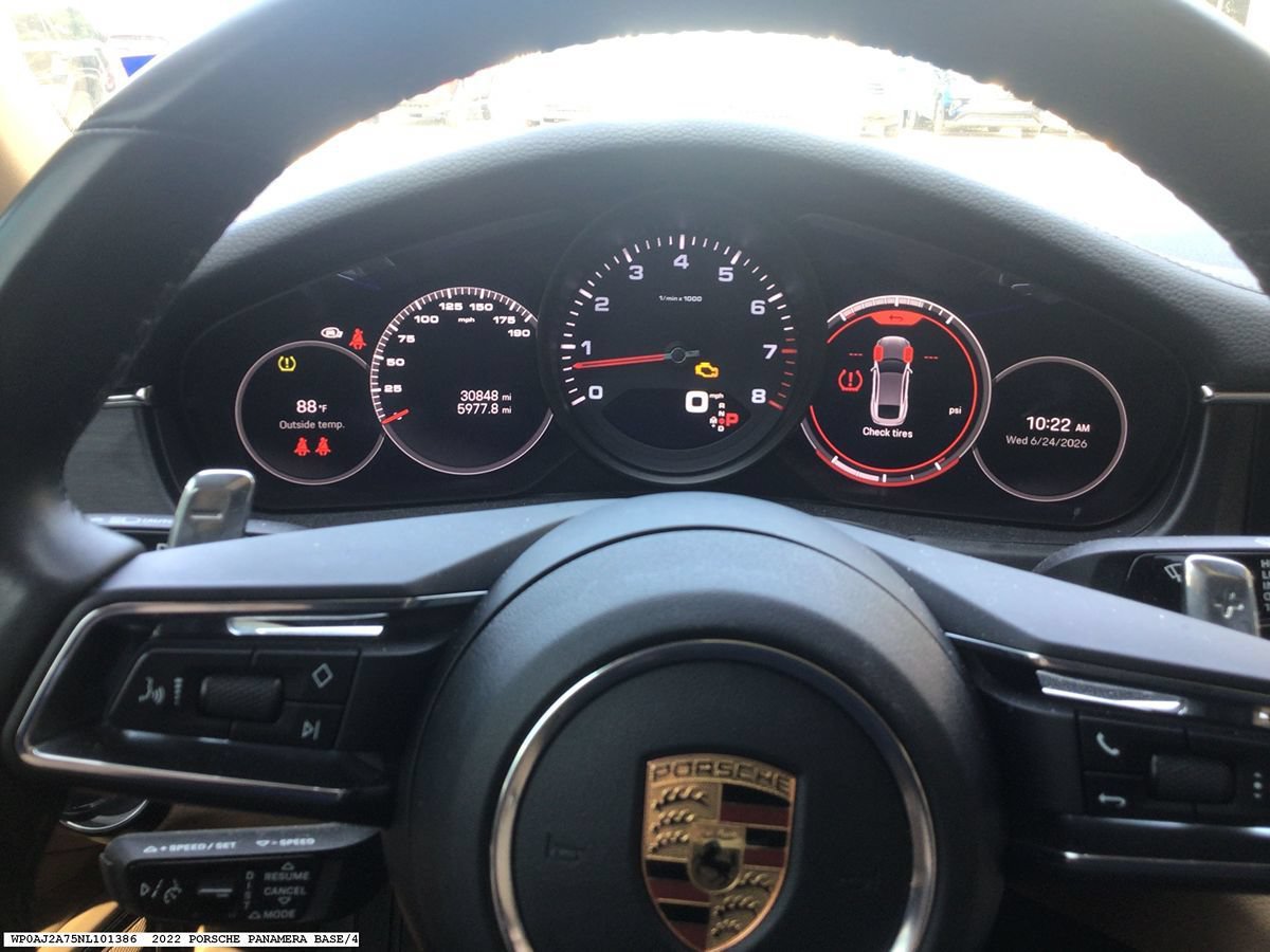 Used 2022 Porsche Panamera image 11