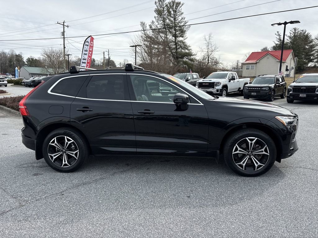 Used 2022 Volvo XC60 B5 Momentum w/ Climate Package image 10