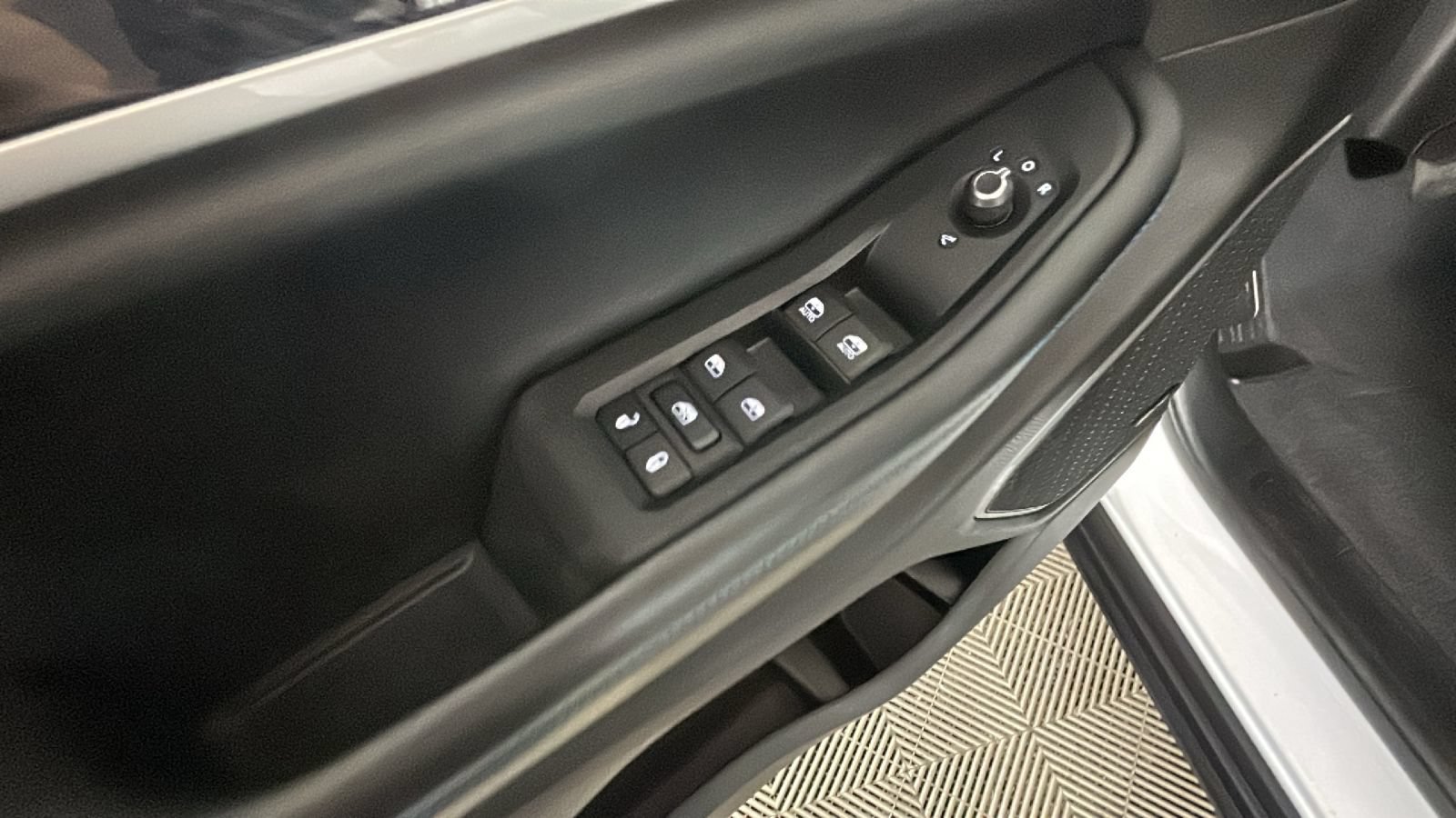 Used 2023 Jeep Grand Cherokee Trailhawk w/ Advanced Protech Group II AWD/4WD image 13