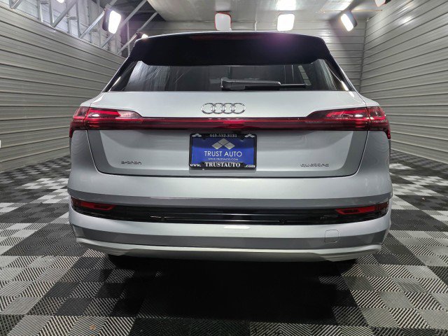 Used 2022 Audi e-tron Premium Plus image 6