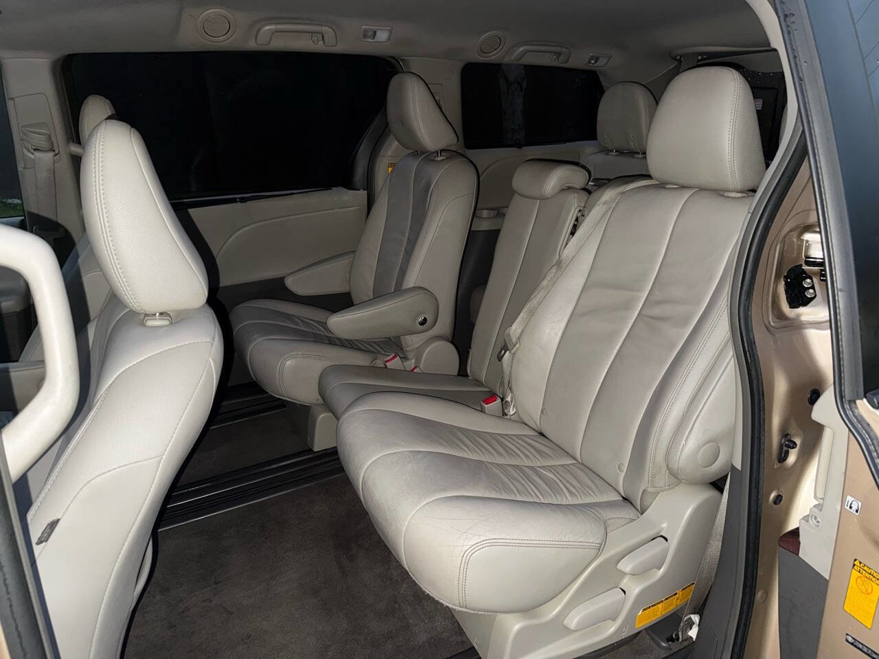 Used 2014 Toyota Sienna XLE FWD image 10