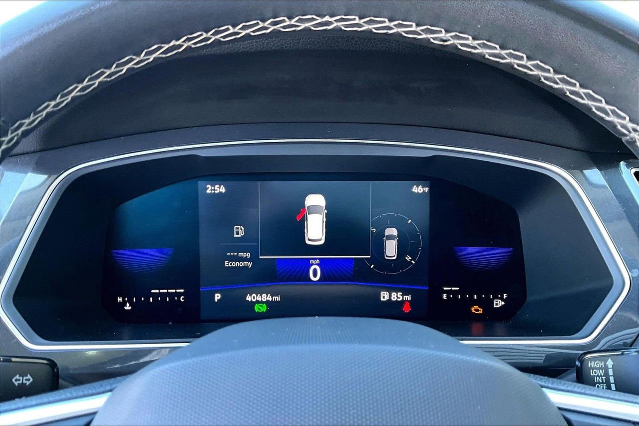 Used 2022 Volkswagen Tiguan SE w/ Panoramic Sunroof Package image 10