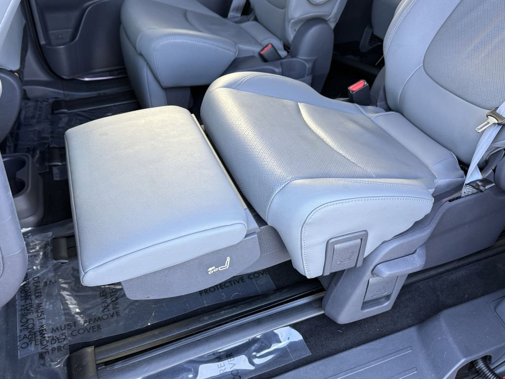 Used 2021 Toyota Sienna Limited FWD image 14