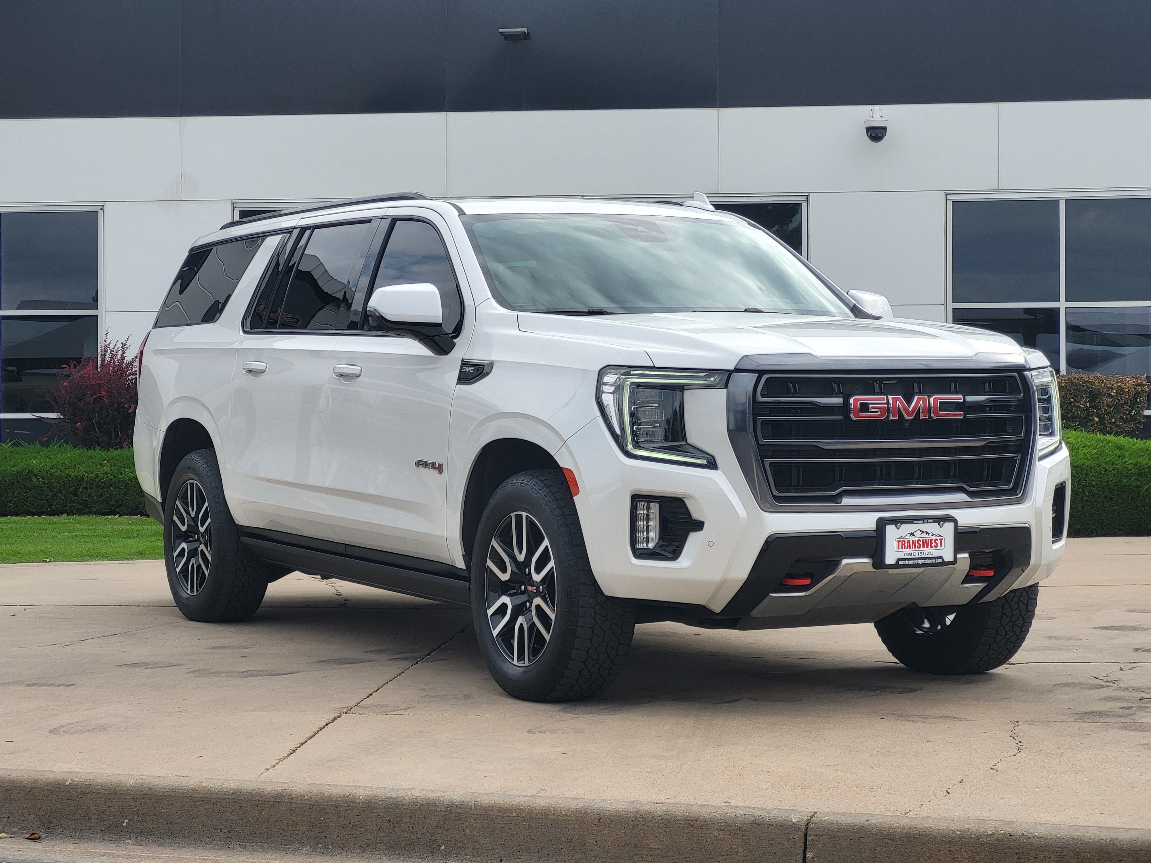Used 2023 GMC Yukon XL AT4 w/ AT4 Premium Package AWD/4WD image 7
