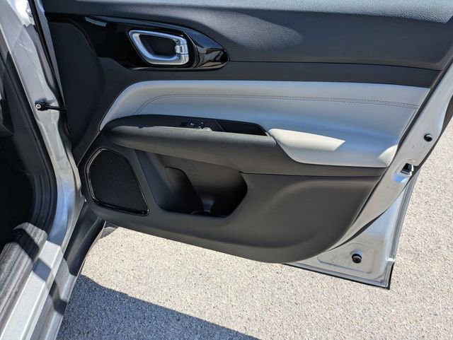 Used 2025 Jeep Compass Limited image 29