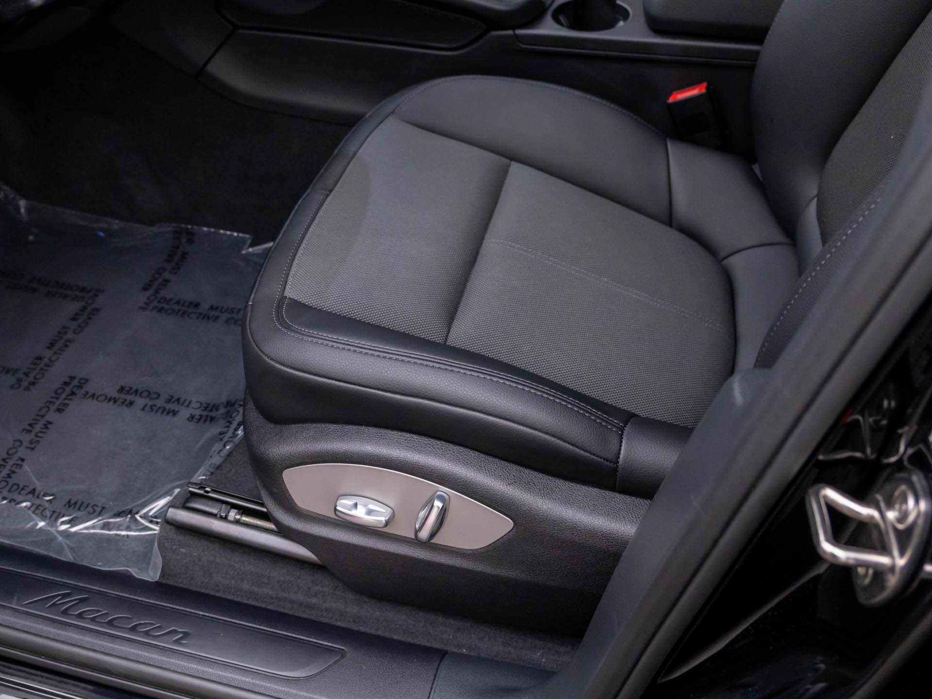 Certified 2026 Porsche Macan AWD/4WD image 16