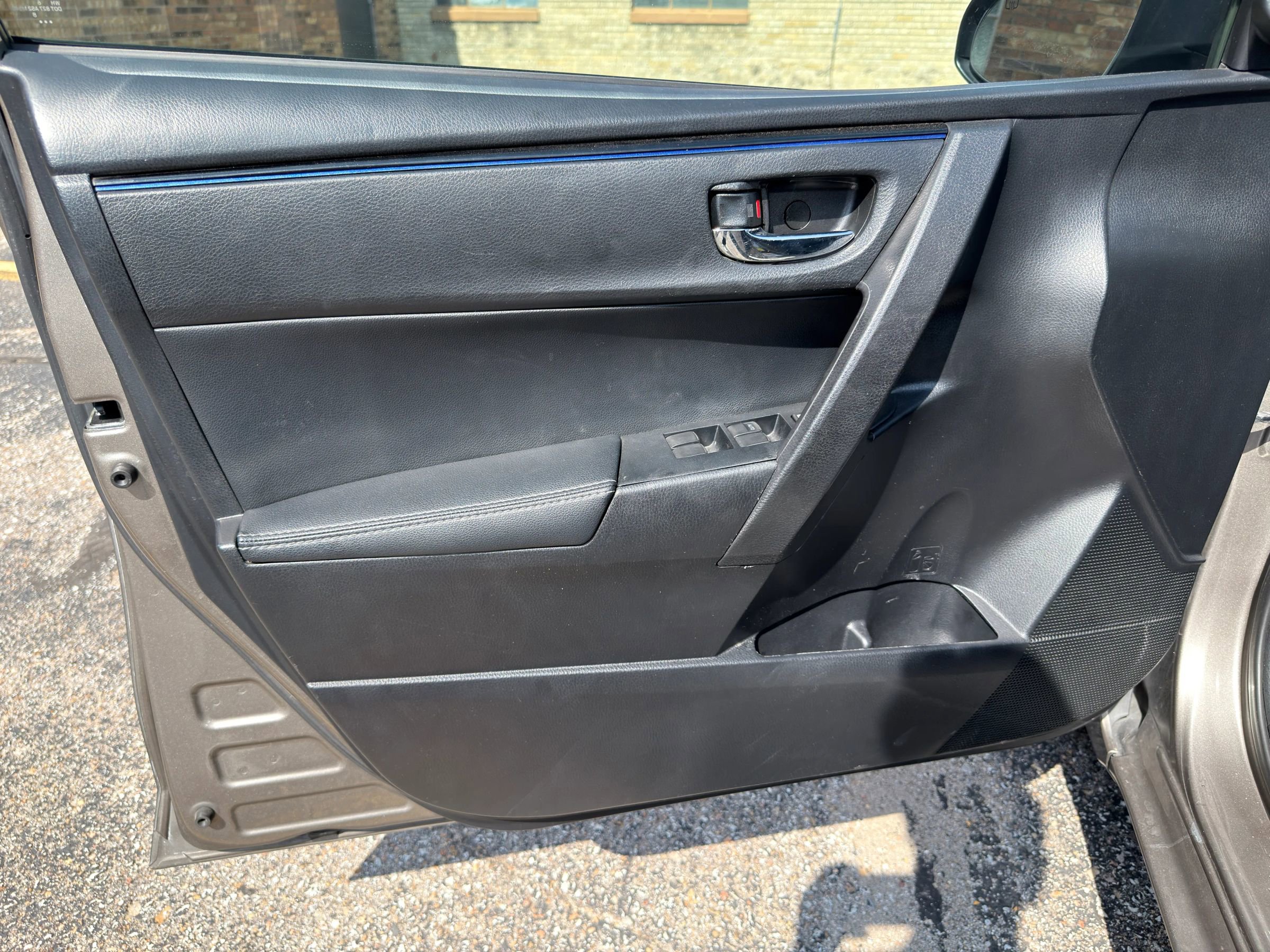 Used 2017 Toyota Corolla SE w/ SE Premium Package FWD image 30