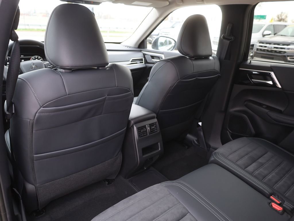 New 2025 Mitsubishi Outlander SE image 24