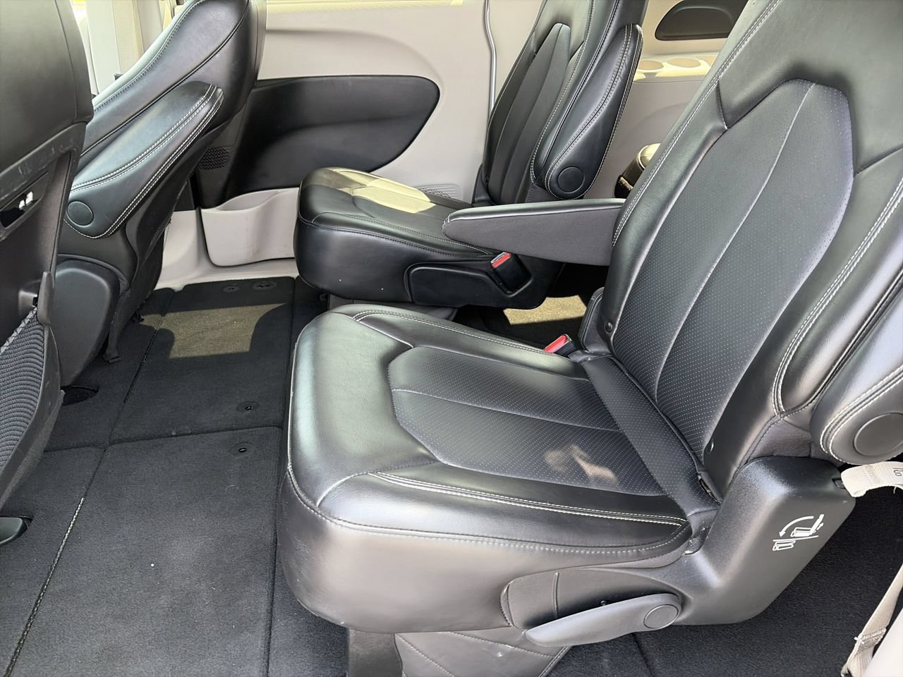 Used 2024 Chrysler Pacifica Touring-L FWD image 17