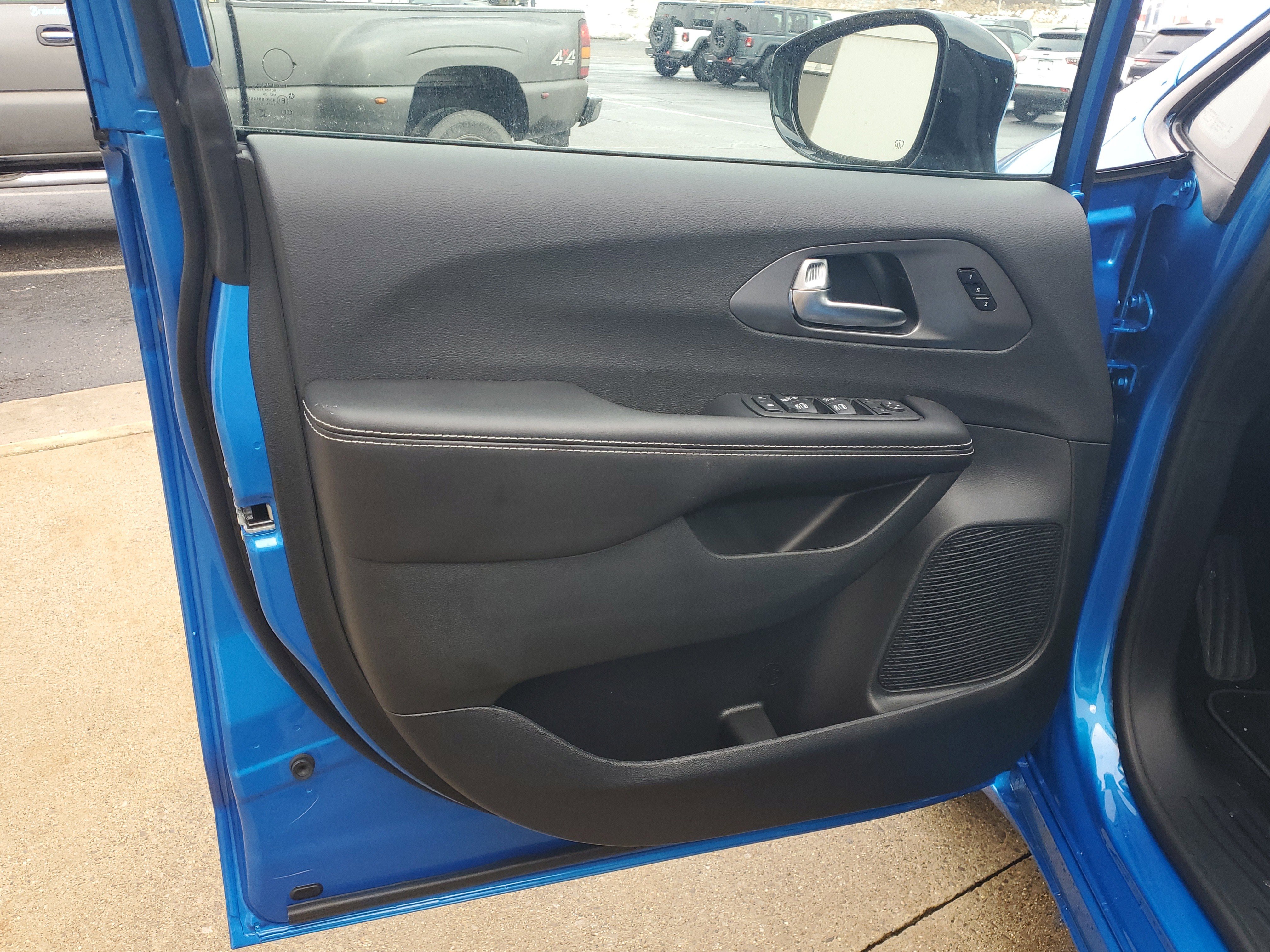 New 2026 Chrysler Pacifica Select w/ S Appearance Package image 6