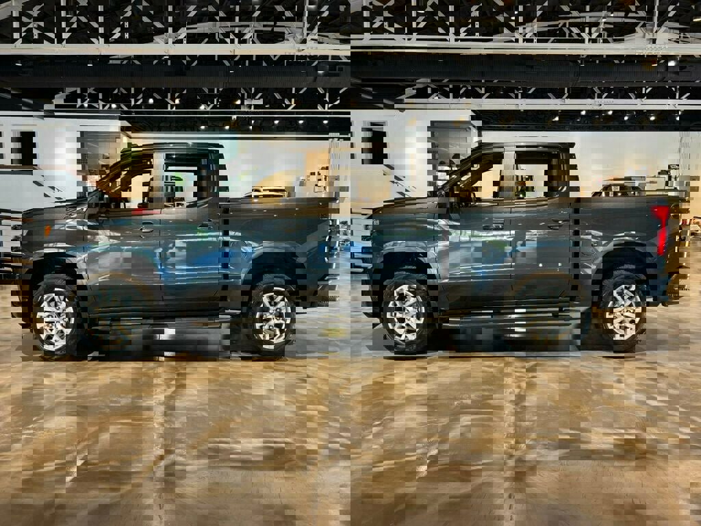 Used 2022 Chevrolet Silverado 1500 RST image 2