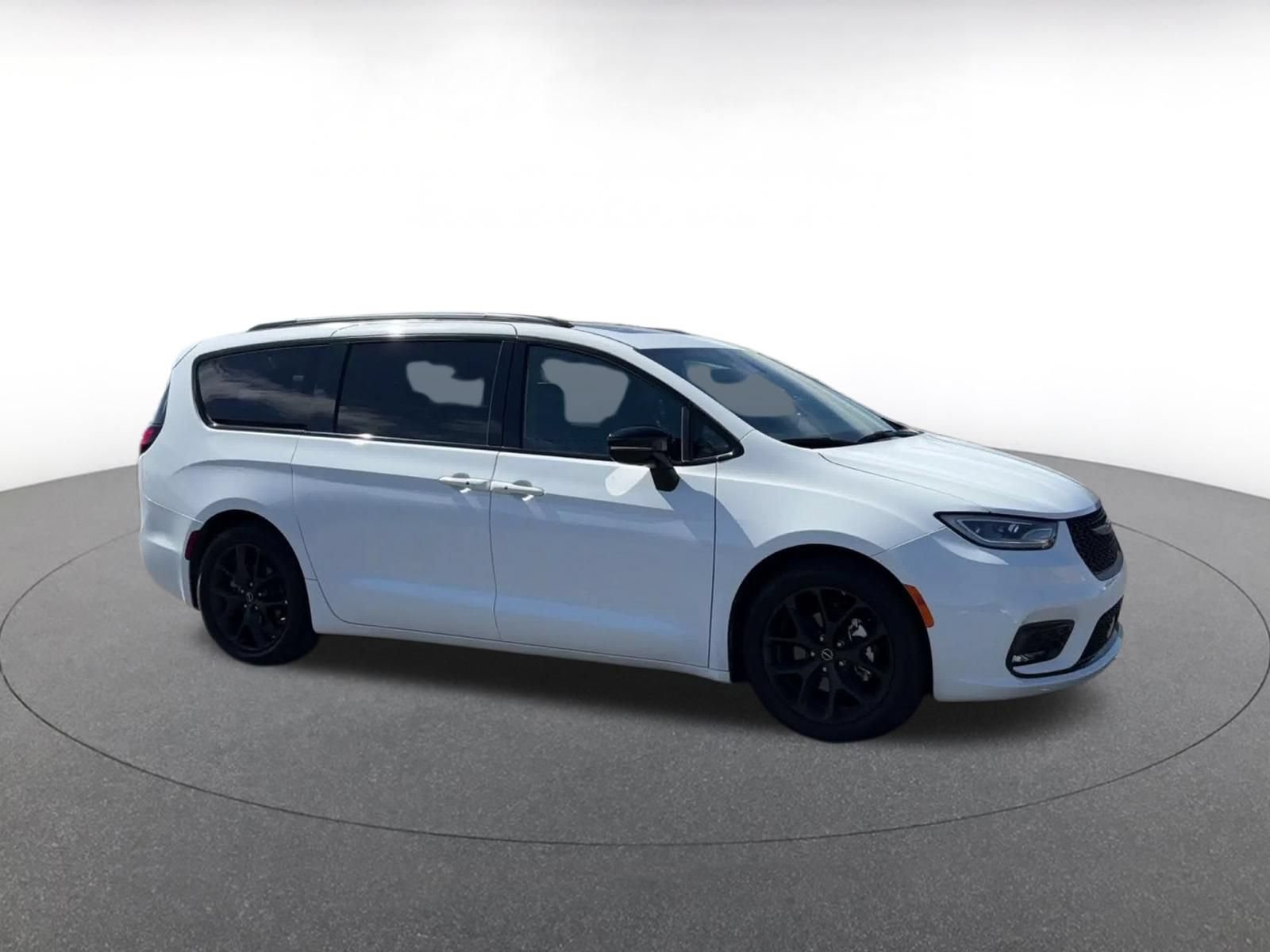 Used 2025 Chrysler Pacifica Limited FWD image 2