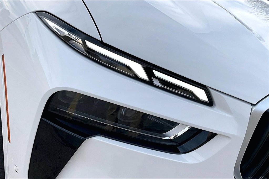 Used 2025 BMW X7 M60i w/ Climate Comfort Package image 30