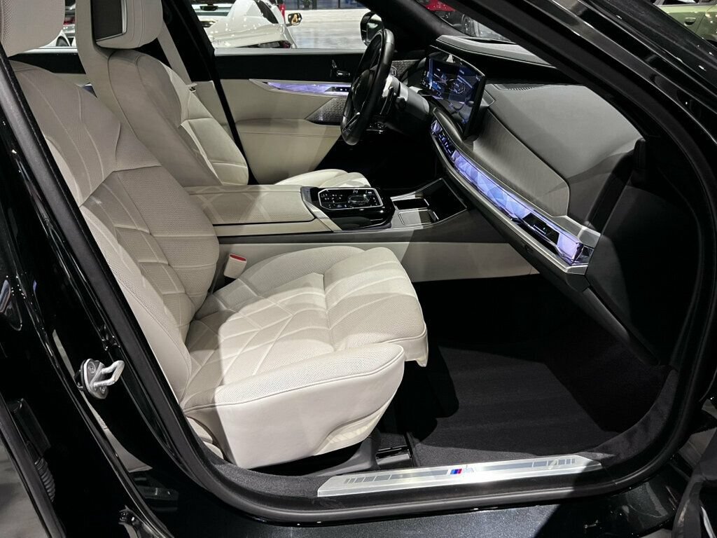 Used 2024 BMW 760i xDrive AWD/4WD image 23