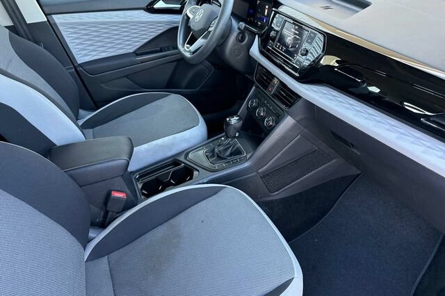 Certified 2022 Volkswagen Taos S FWD image 16