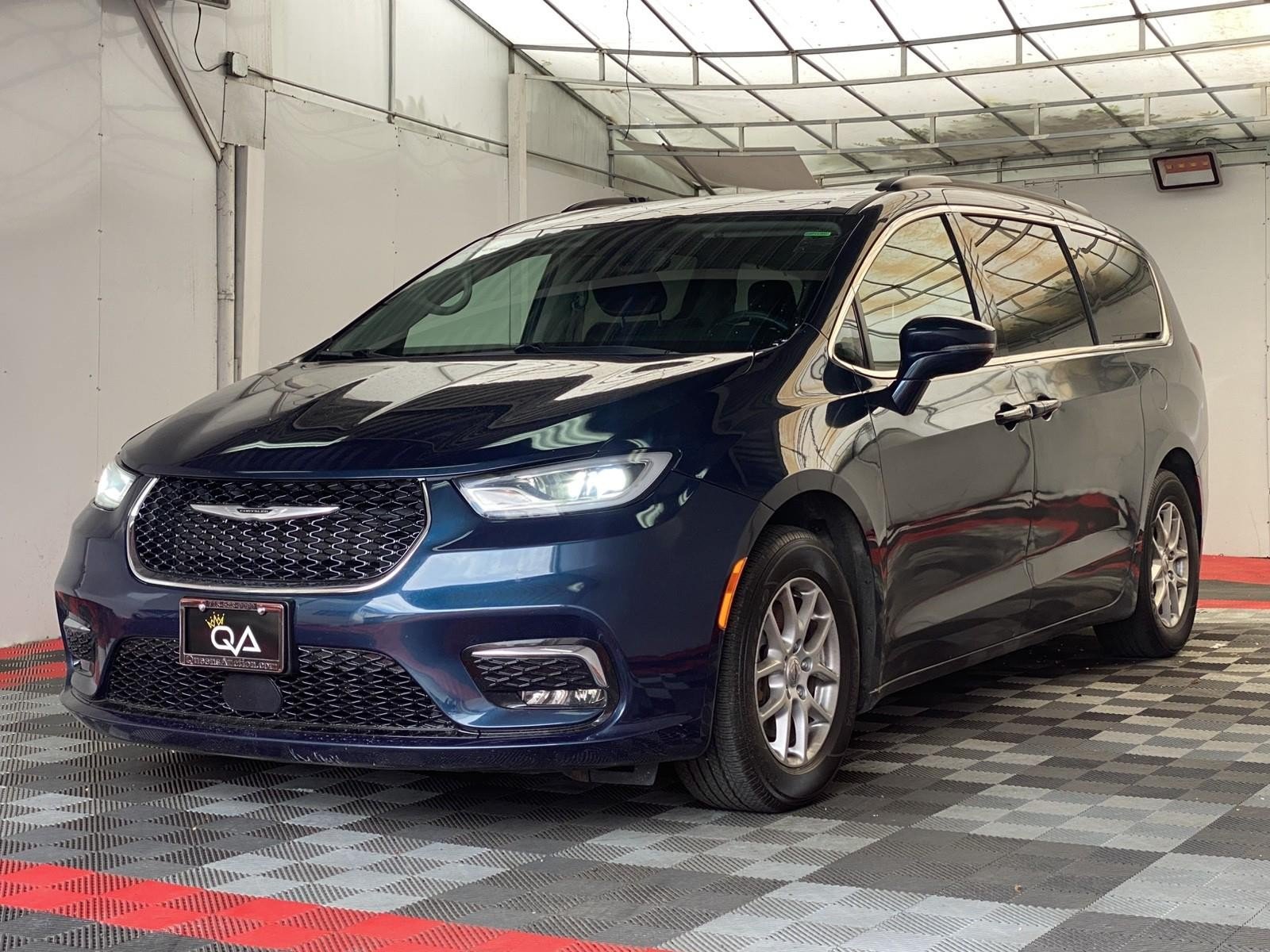 Used 2022 Chrysler Pacifica Touring-L FWD image 3