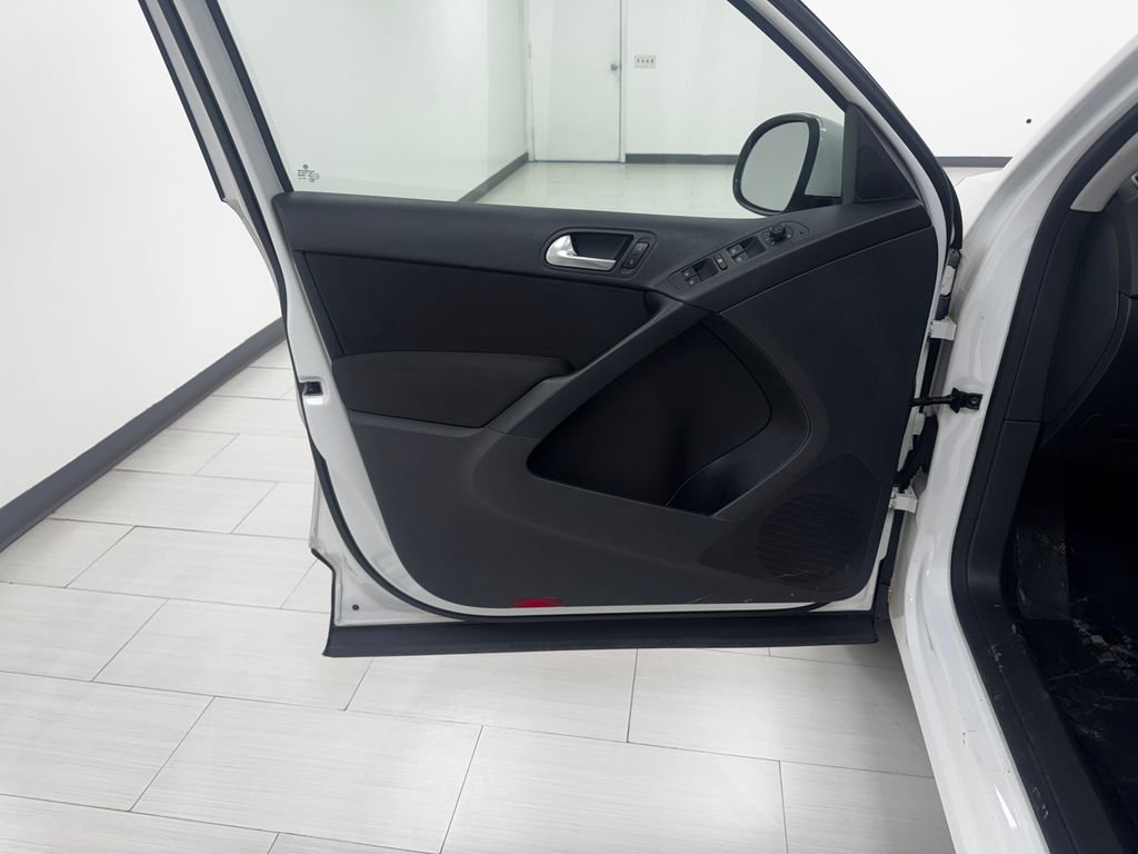 Used 2017 Volkswagen Tiguan S image 9