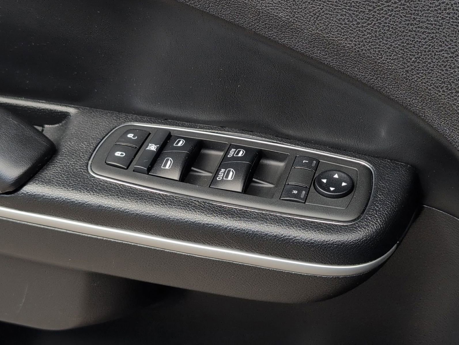 Used 2019 Chrysler 300 Limited image 16