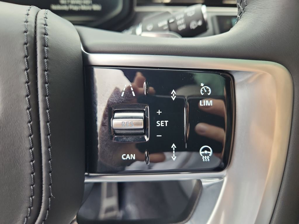 Used 2025 Land Rover Range Rover SE image 20