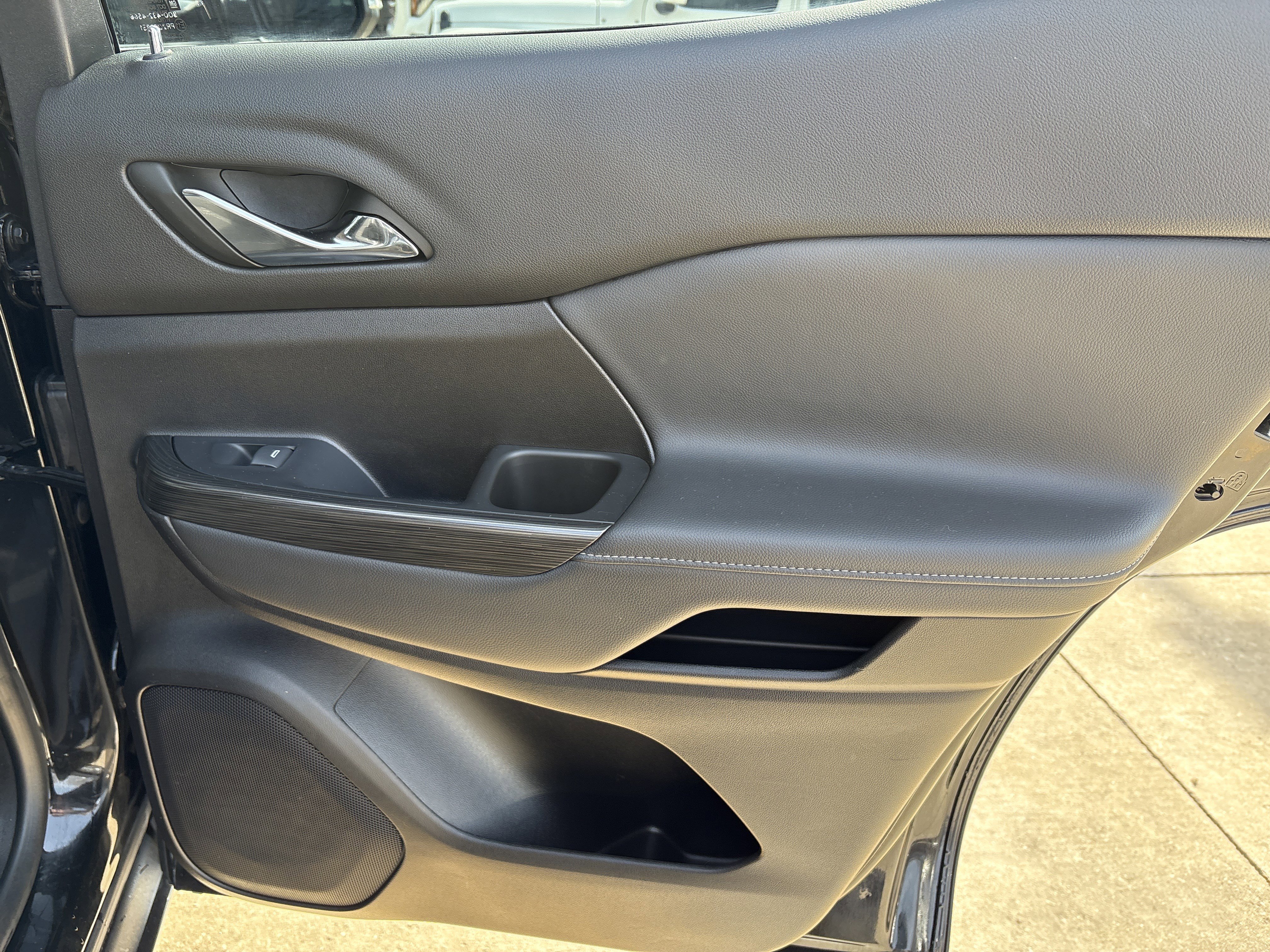 Used 2023 GMC Acadia SLT w/ Elevation Edition image 16