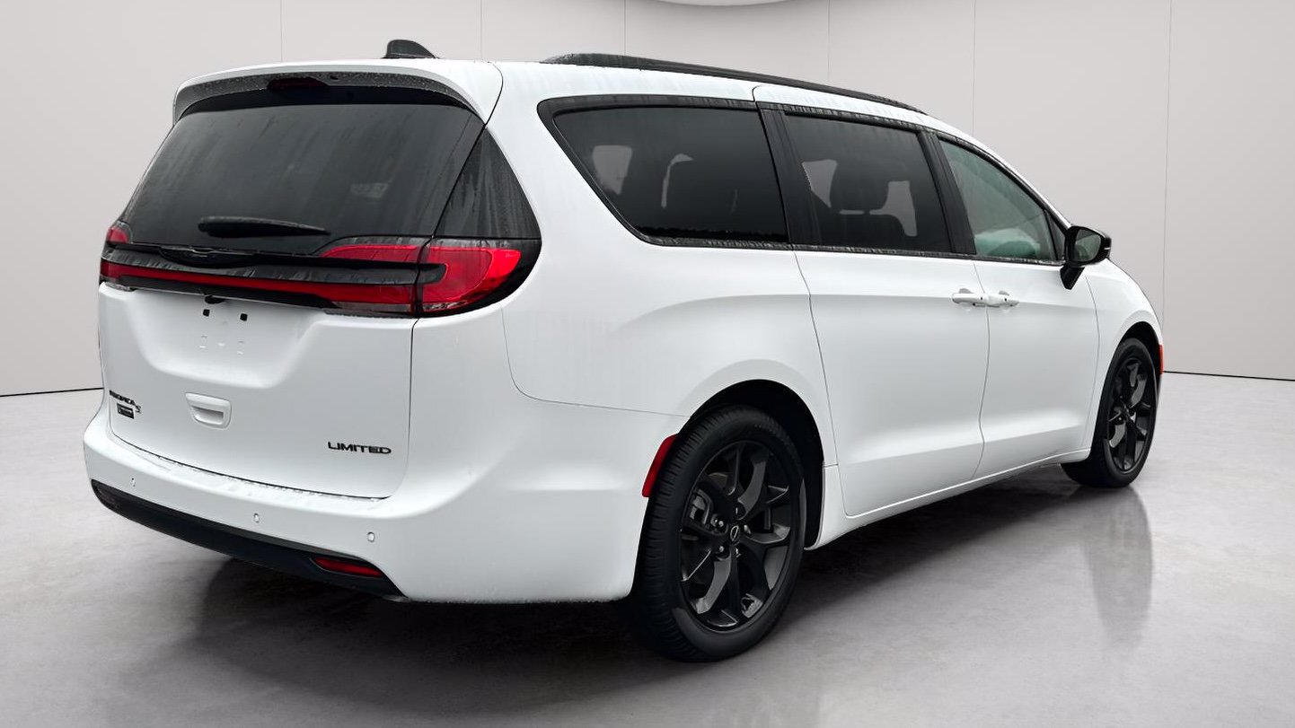 New 2026 Chrysler Pacifica Limited w/ S Appearance Package FWD image 5