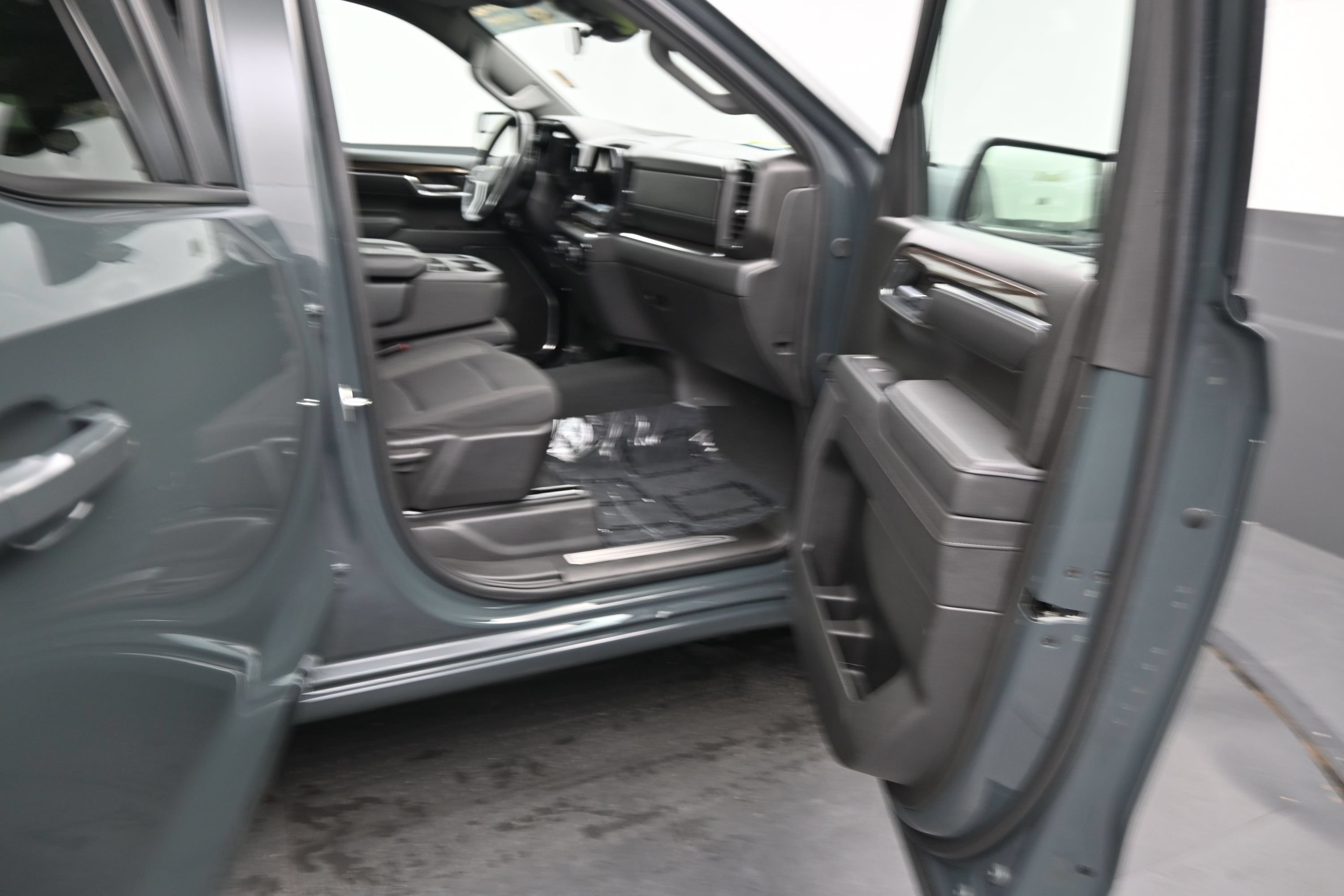 Used 2025 Chevrolet Silverado 1500 LT AWD/4WD image 13