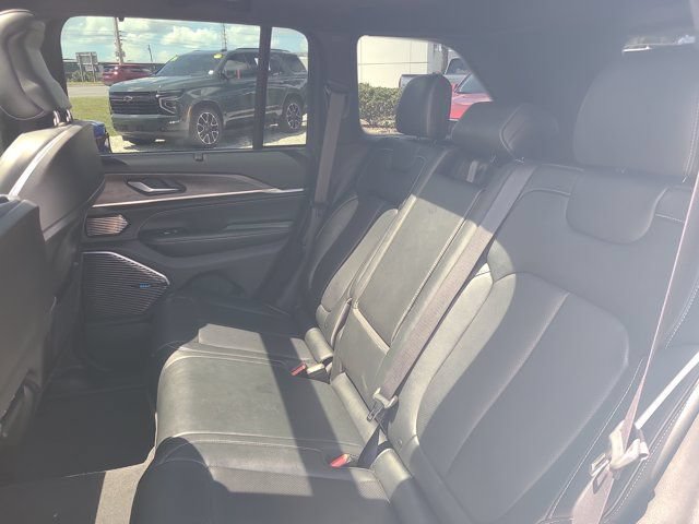 Used 2022 Jeep Grand Cherokee Overland w/ Luxury Tech Group IV RWD image 10