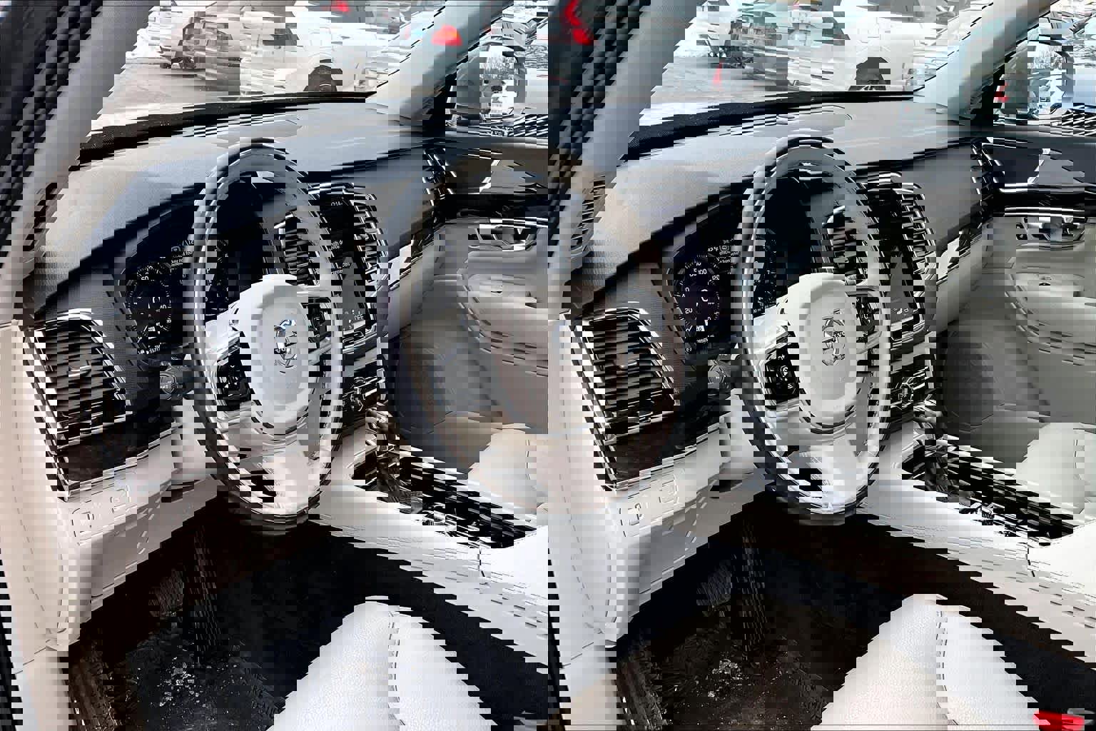 Used 2017 Volvo XC90 T6 Momentum w/ Vision Package image 17