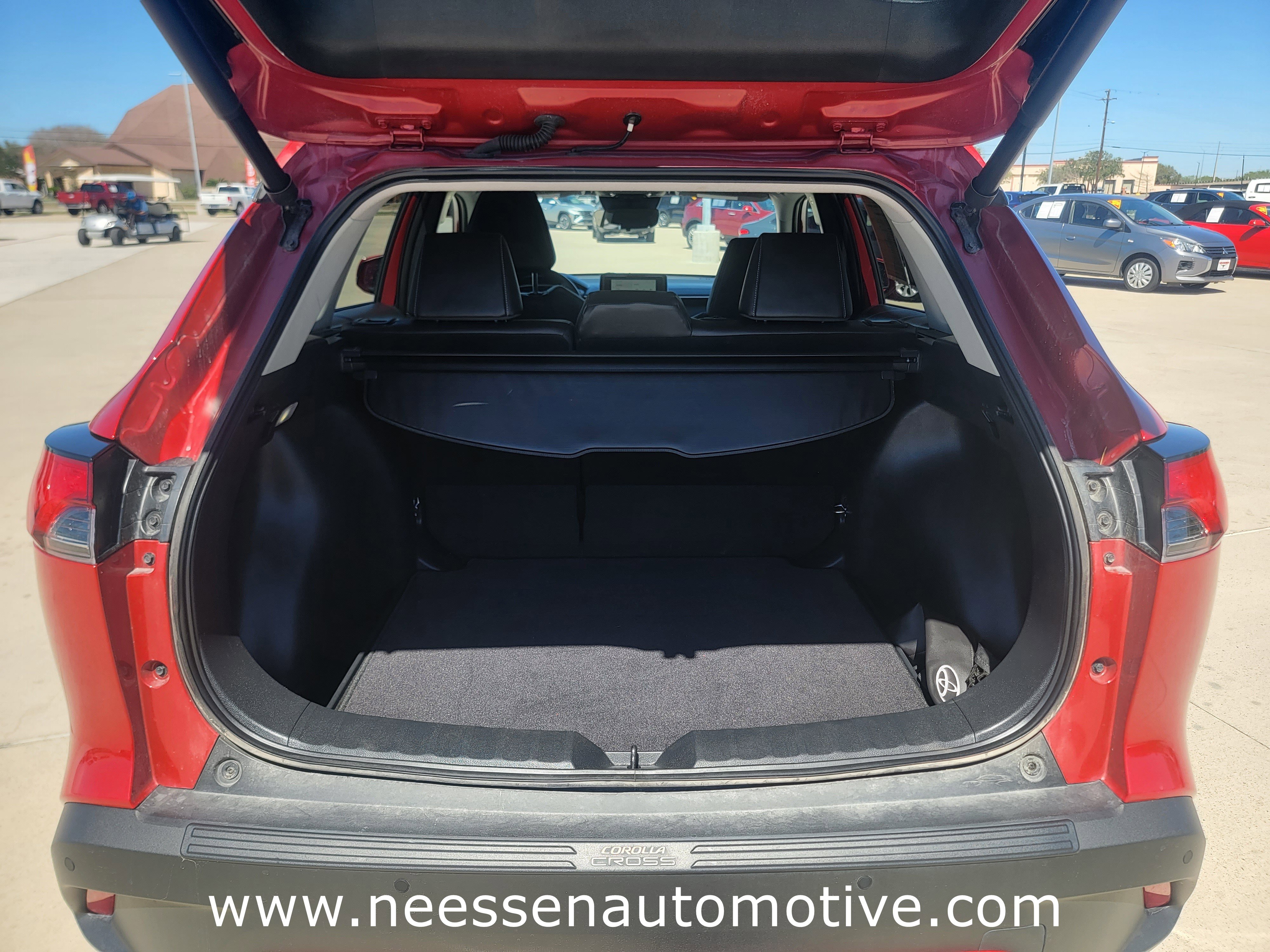 Used 2024 Toyota Corolla Cross XLE w/ Convenience Package image 31