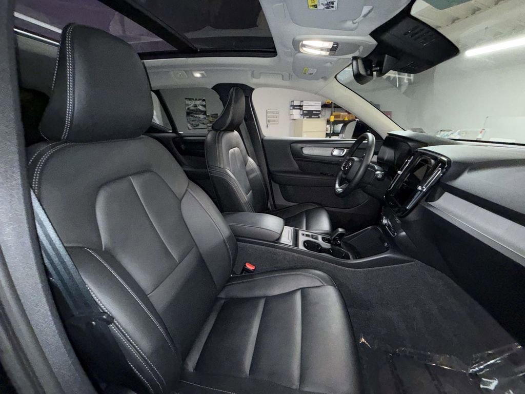 Used 2025 Volvo XC40 B5 Core AWD/4WD image 14