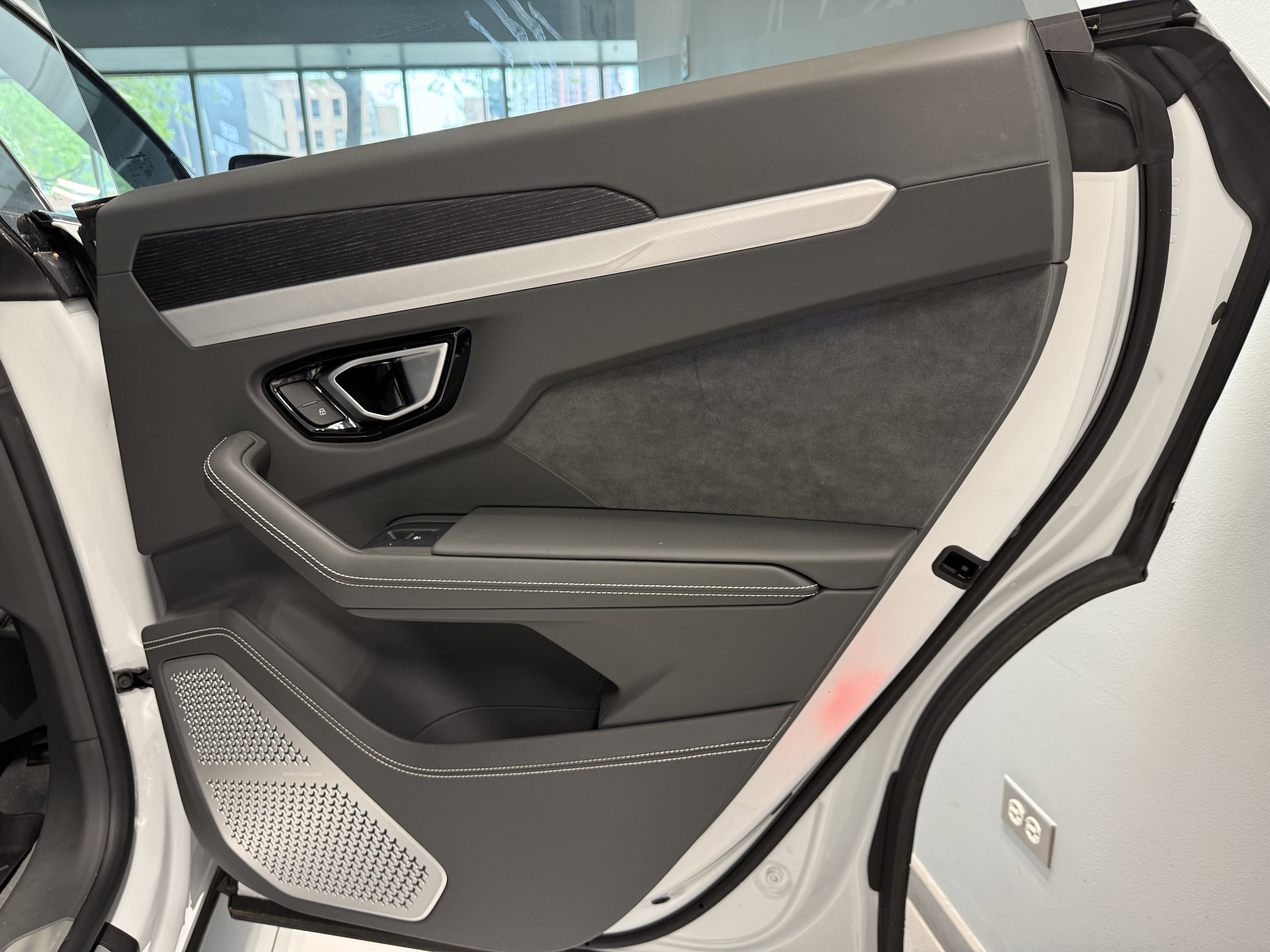 Used 2020 Lamborghini Urus AWD/4WD image 28