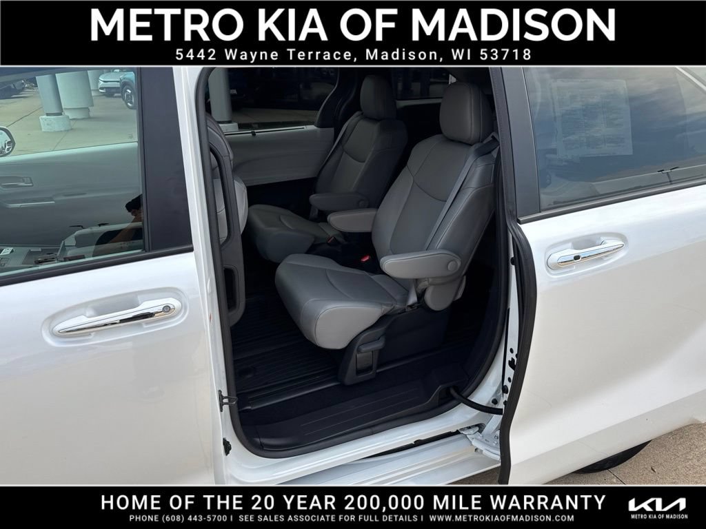 Used 2025 Toyota Sienna XLE AWD/4WD image 35