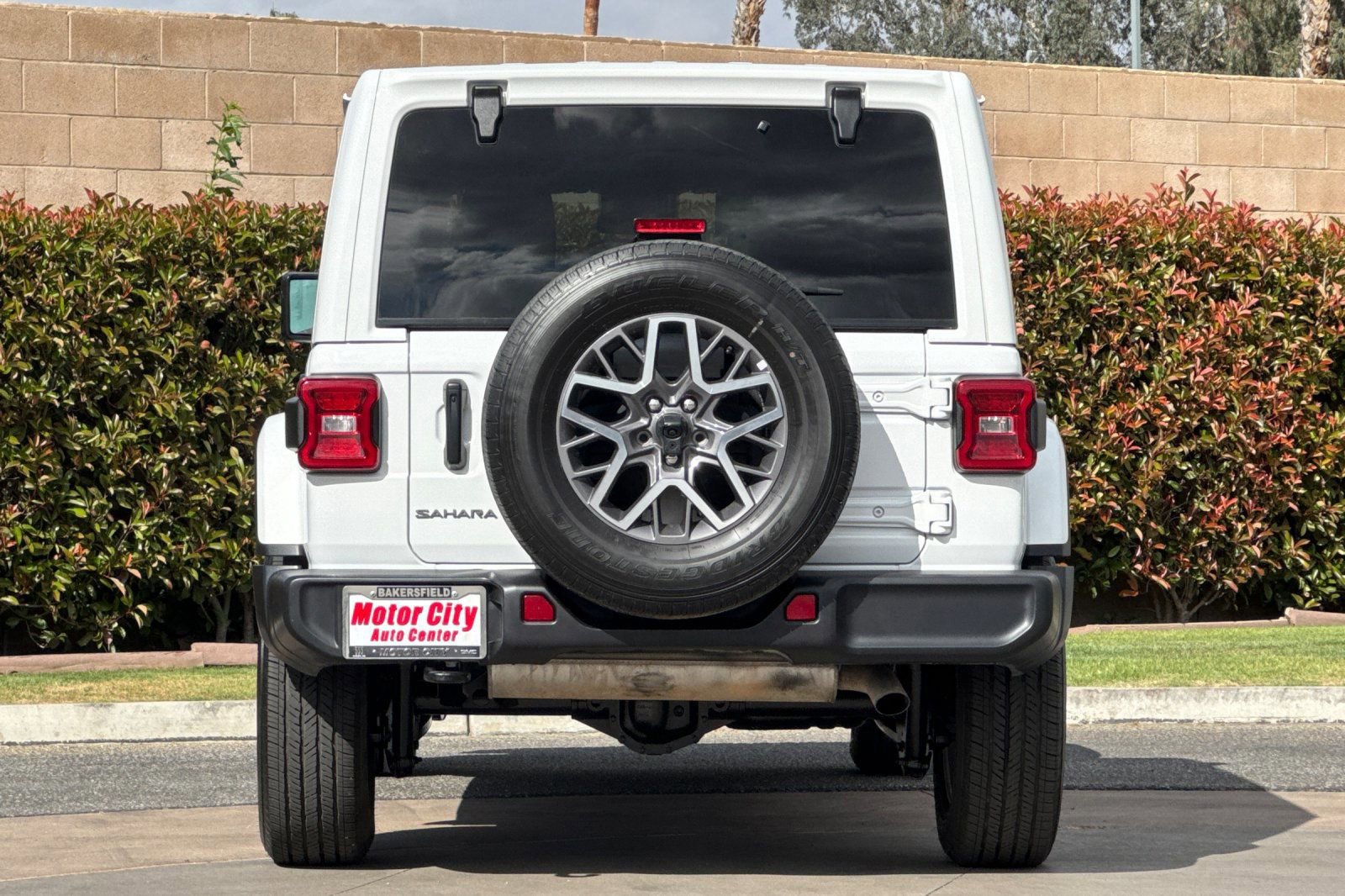 Used 2025 Jeep Wrangler Sahara image 5