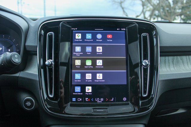 Used 2025 Volvo XC40 B5 Plus image 21