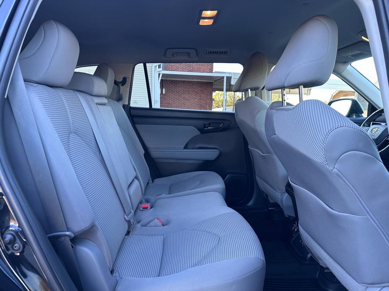 Used 2020 Toyota Highlander LE FWD image 28