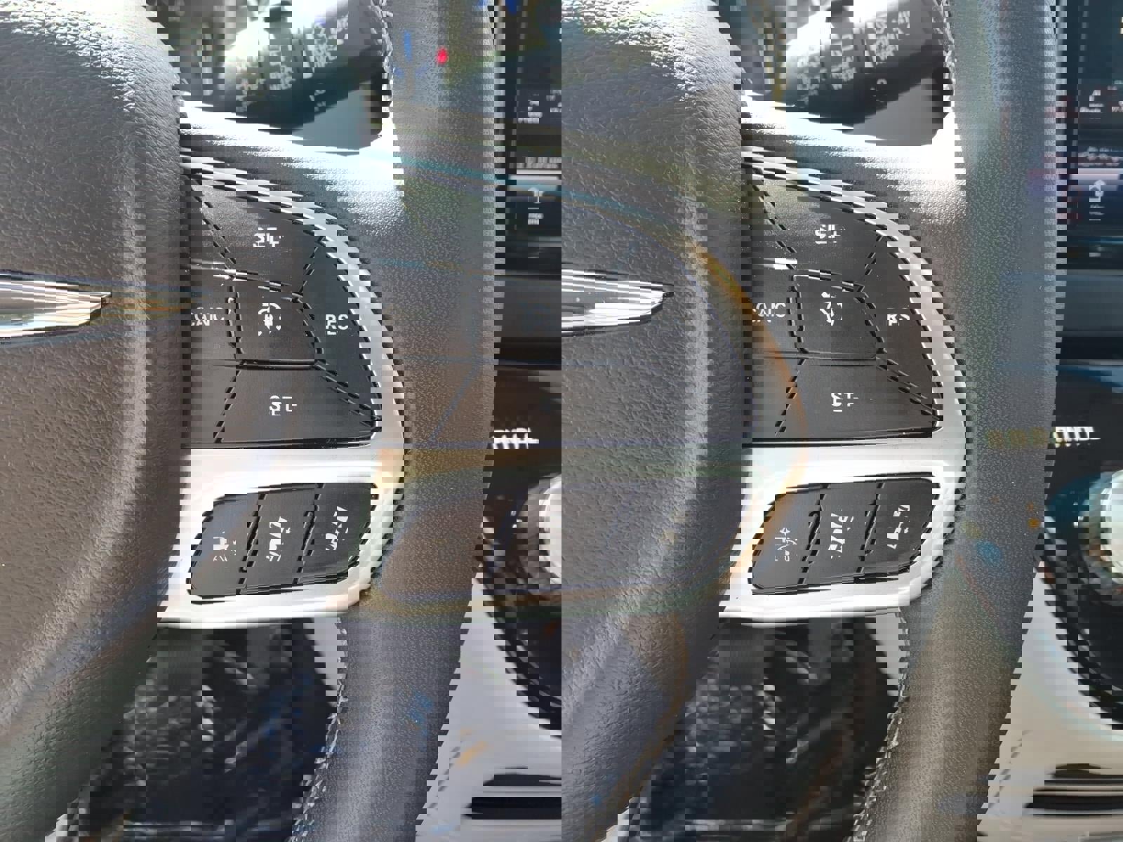 Used 2023 Chrysler Pacifica Touring-L image 9