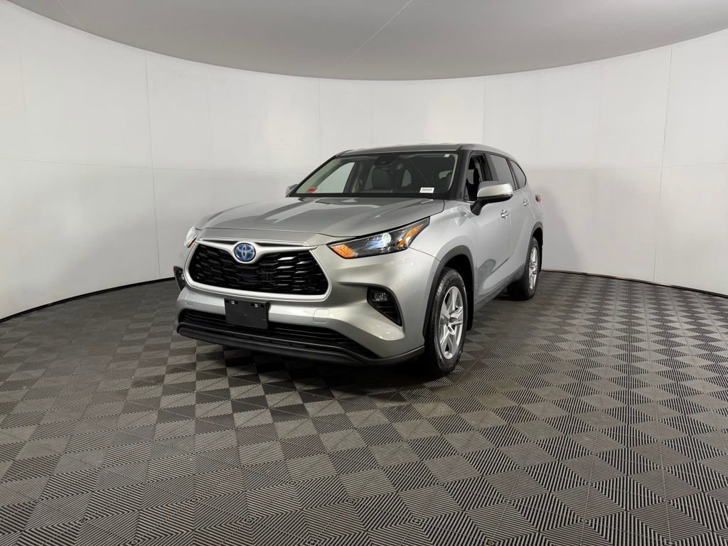 Used 2023 Toyota Highlander LE image 3