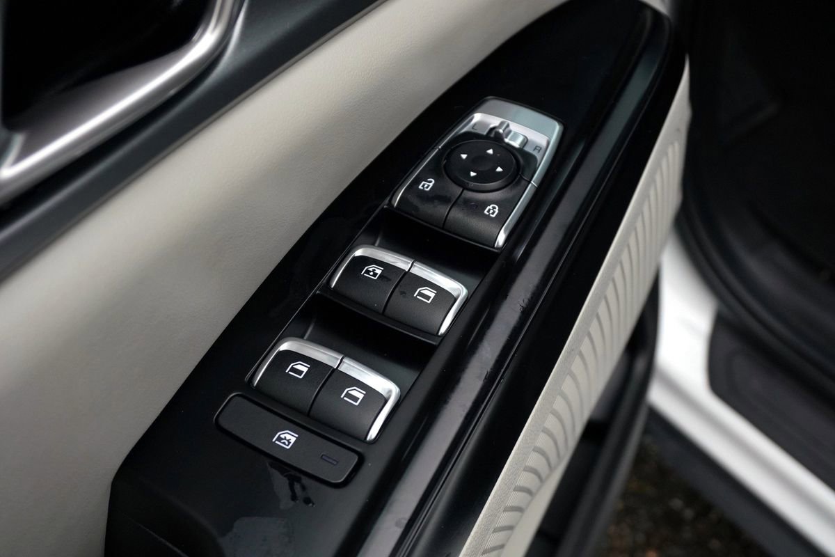 Used 2024 Kia Carnival LX FWD image 15