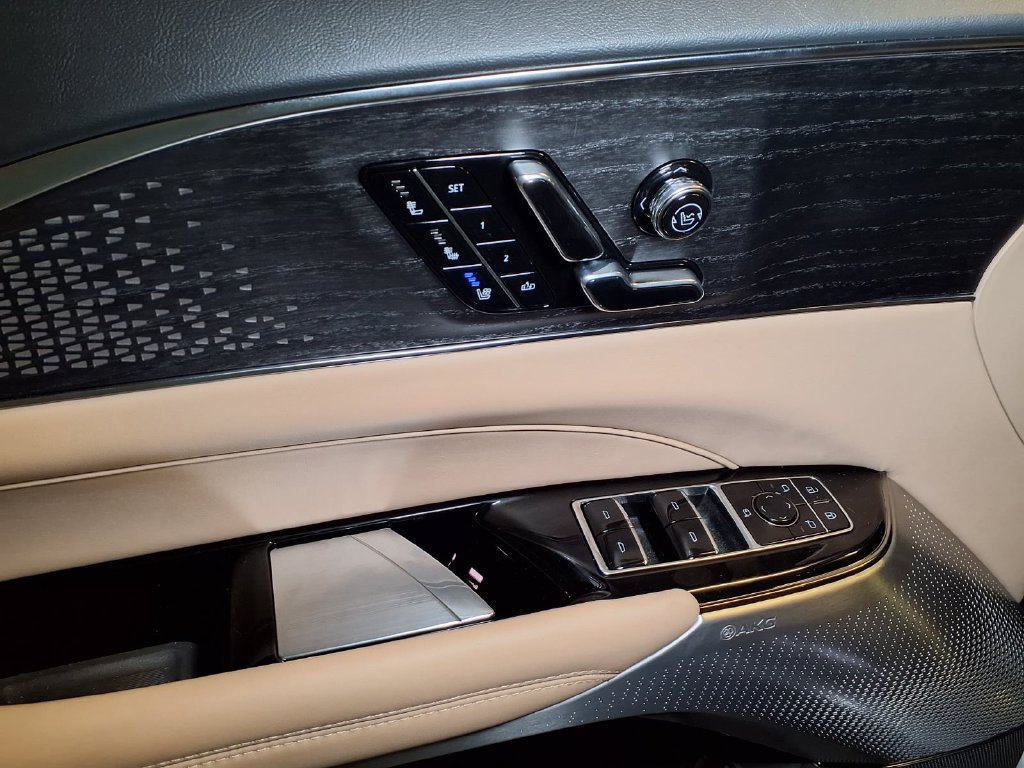 New 2026 Cadillac Lyriq Signature Sport w/ Nappa Leather Package RWD image 16