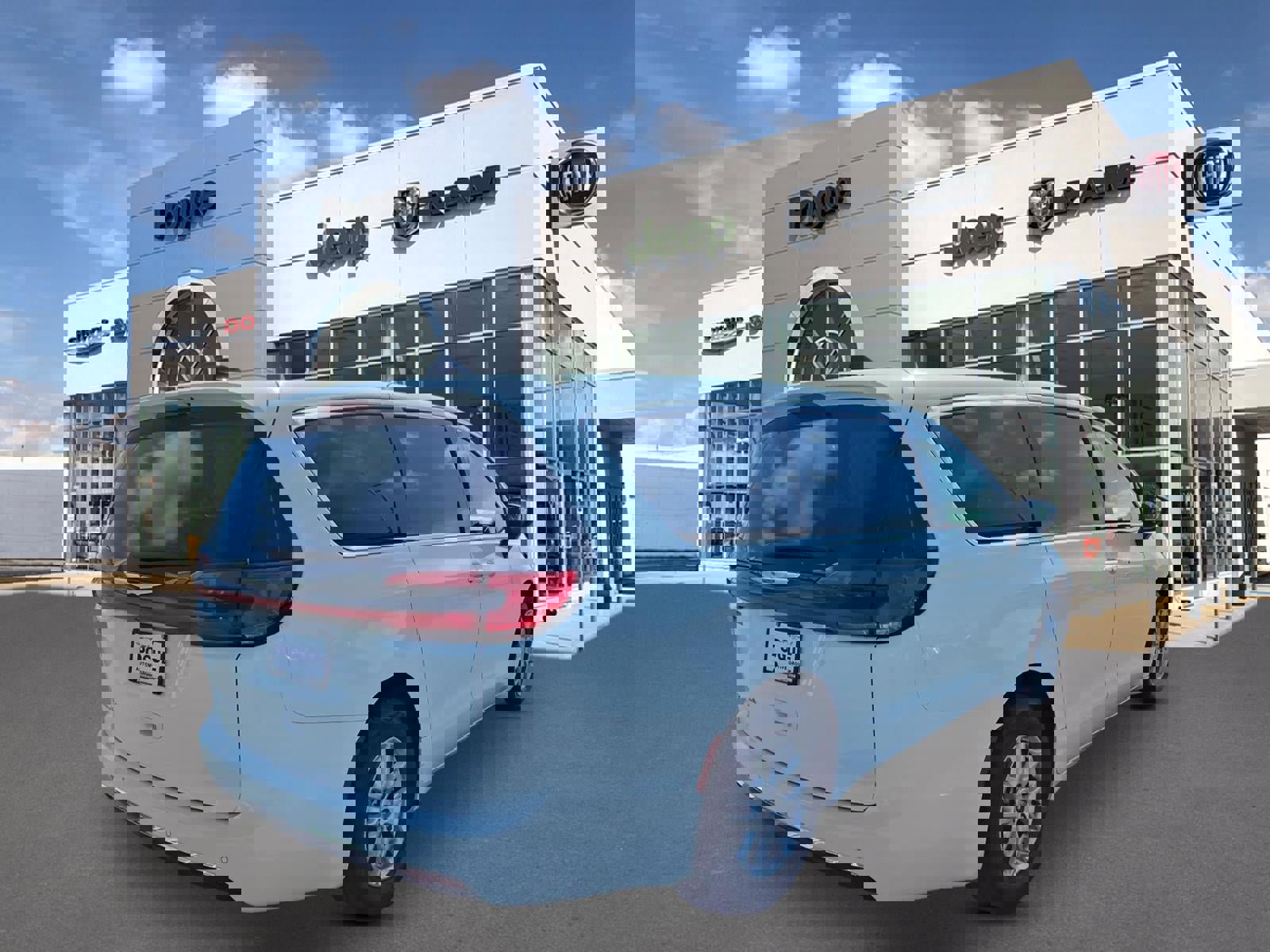 Used 2023 Chrysler Pacifica Touring-L image 2