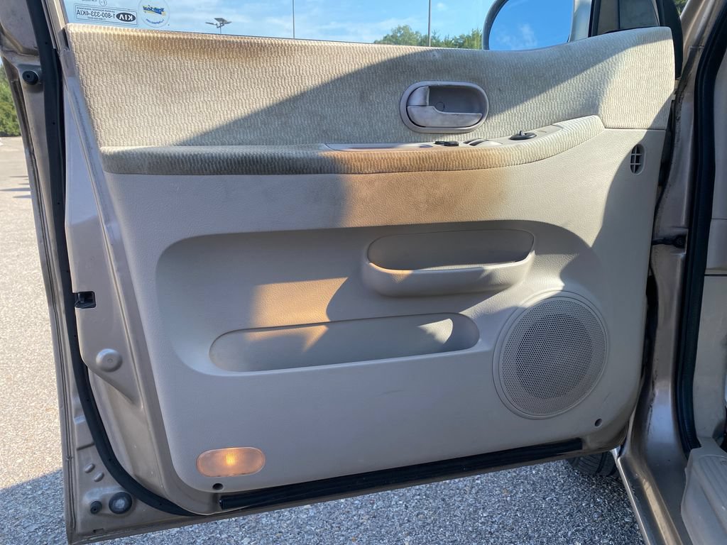 Used 2005 Kia Sedona FWD image 11