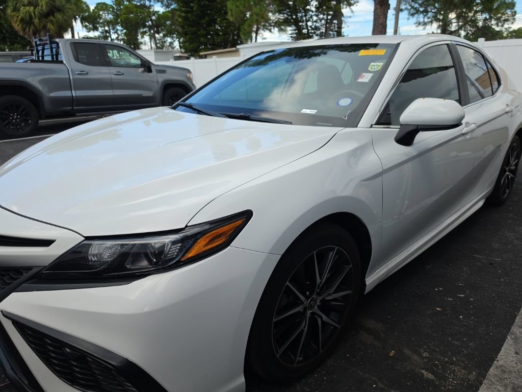 Used 2021 Toyota Camry SE FWD image 5