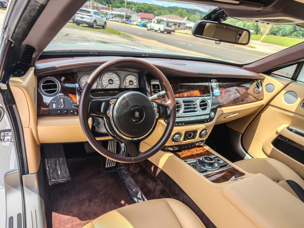 Used 2018 Rolls-Royce Dawn RWD image 25