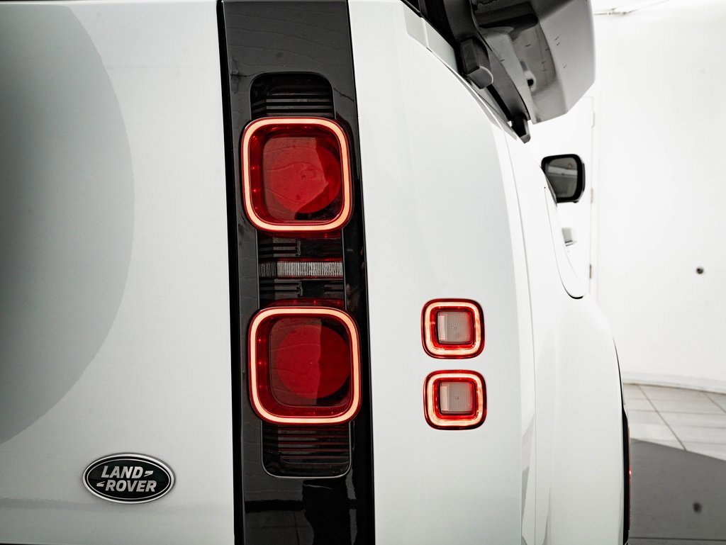 Used 2023 Land Rover Defender 110 X-Dynamic SE image 9