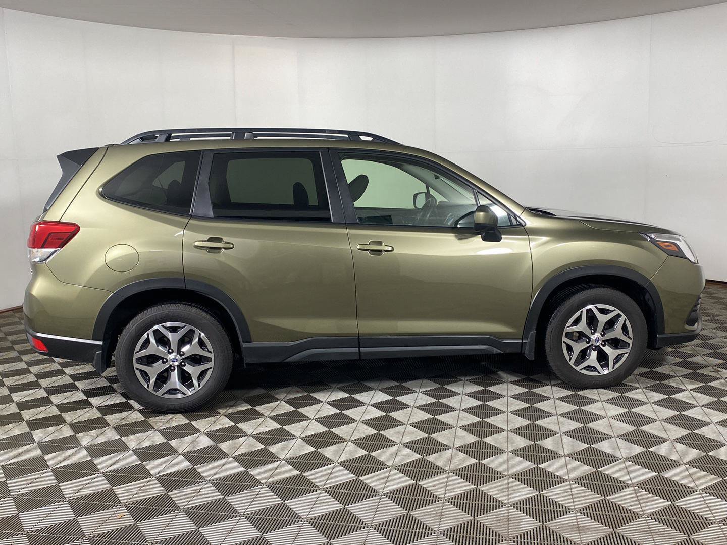 Used 2024 Subaru Forester Premium AWD/4WD image 4