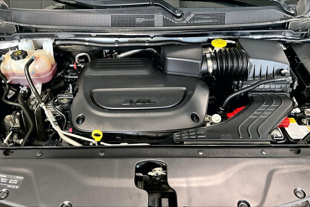 Used 2024 Chrysler Pacifica Touring-L FWD image 9